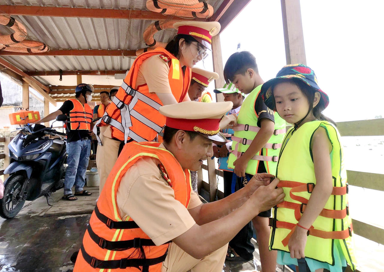 Cảnh sát giao thông Công an Cà Mau, tăng cường các biện pháp bảo đảm an toàn cho học sinh khi tham gia giao thông đường thủy trong mùa mưa bão, nhất là dịp tựu trường năm học mới.
