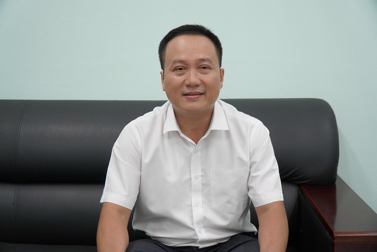 Ông Huỳnh Hữu Phúc nhấn mạnh BHXH tỉnh sẽ cùng với ngành giáo dục lồng ghép nội dung BHYT vào sinh hoạt đầu khóa, họp phụ huynh. Ảnh: Kim Ngân