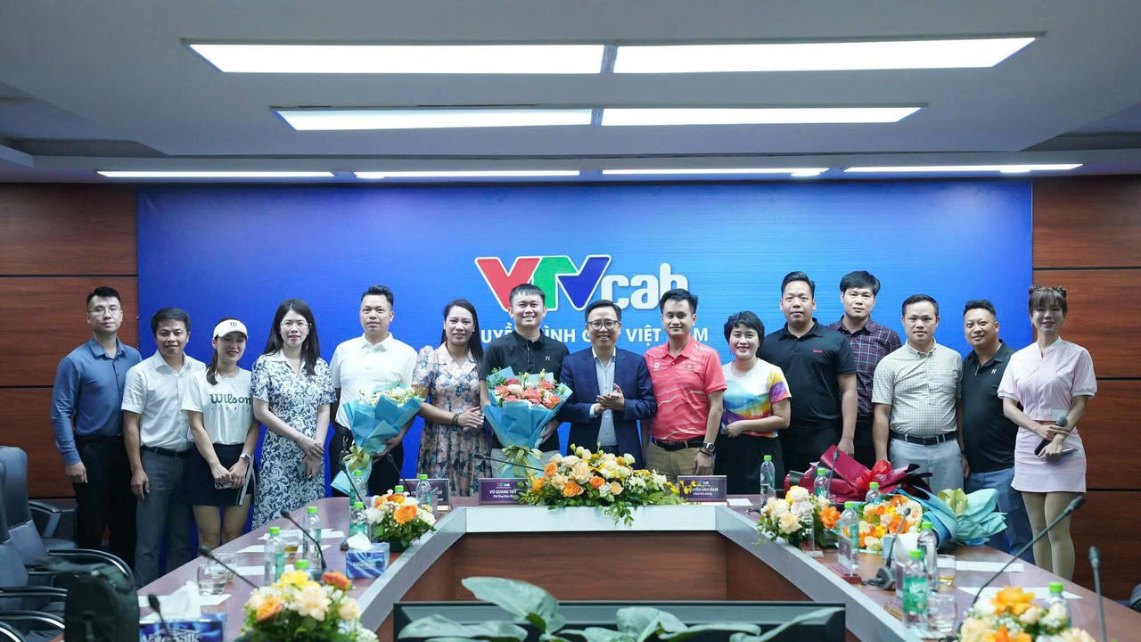 Lãnh đạo VTV Cab chụp ảnh với khách mời và nhà tài trợ