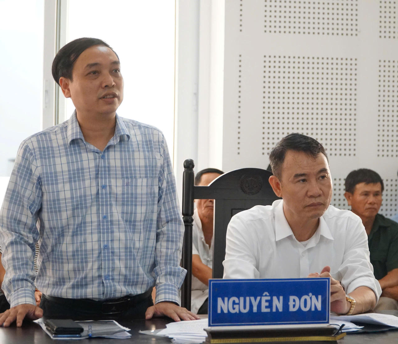 Người khởi kiện - ông Hoàng Sỹ Đức (bên trái) và đại diện theo uỷ quyền tại phiên toà. (Ảnh: Tuyết Lan)