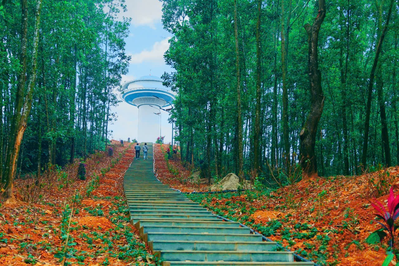 Những bước chân chinh phục Đài UFO