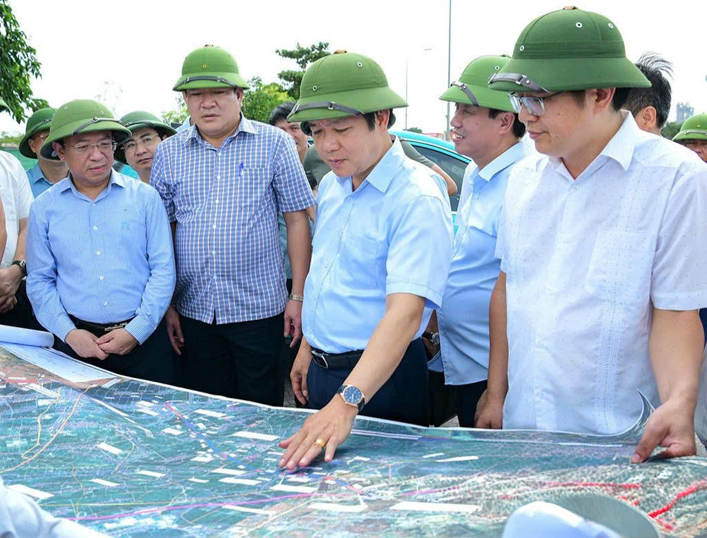 Cùng ngày, Chủ tịch UBND tỉnh Ninh Bình Phạm Quang Ngọc cùng đại diện các sở, ngành, đơn vị đi kiểm tra thực tế tiến độ dự án.