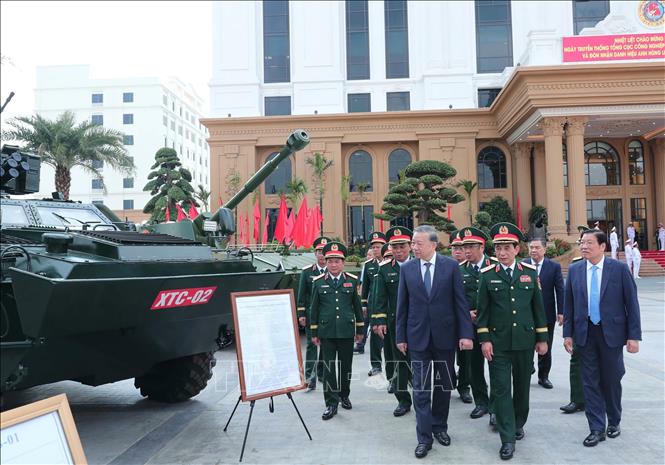 Tổng Bí thư Tô Lâm và đại biểu tham quan trưng bày các sản phẩm của Tổng cục Công nghiệp Quốc phòng. Ảnh: Trọng Đức/TTXVN