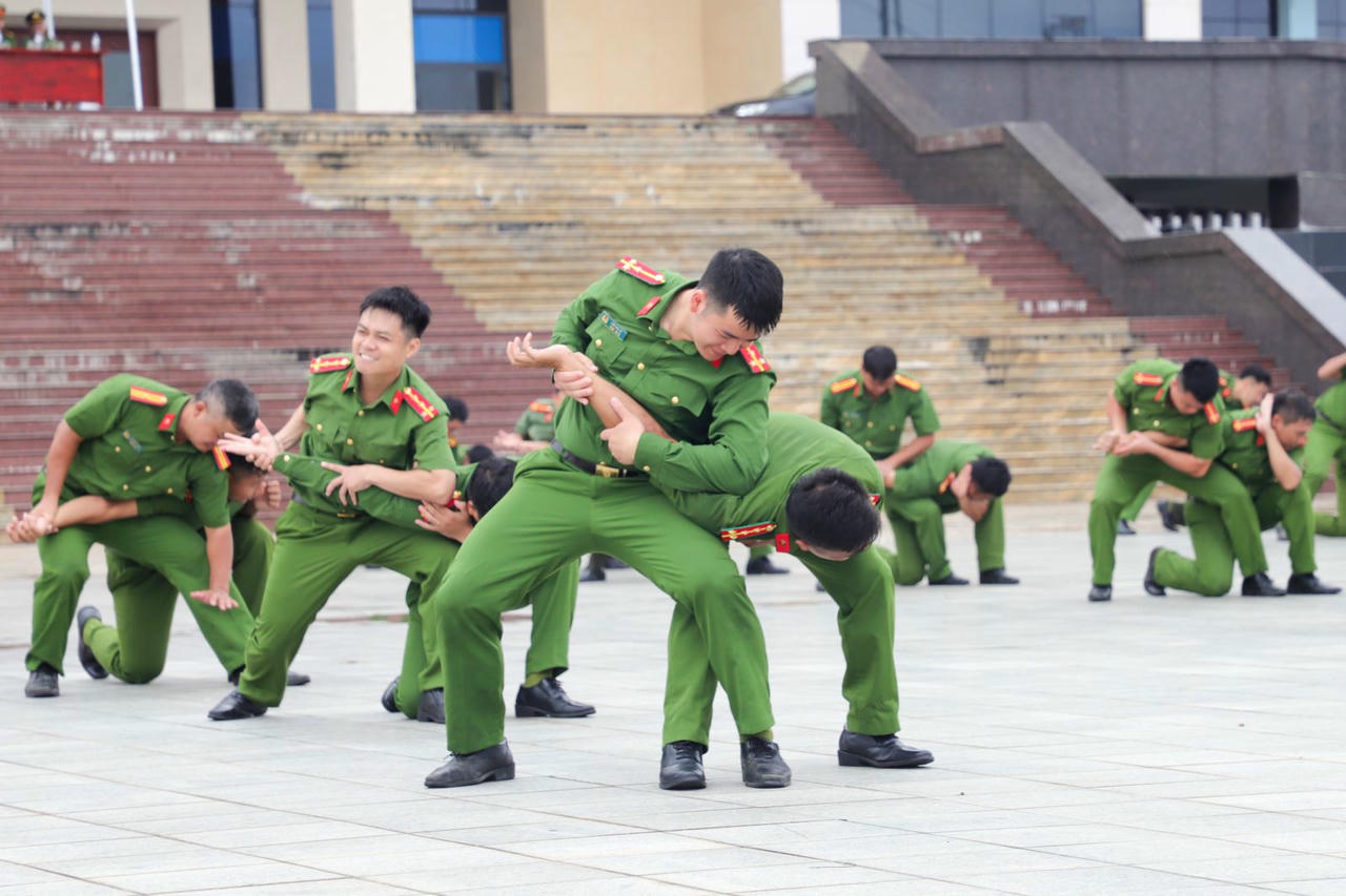 Ngày 11/9, Công an tỉnh tổ chức nghiệm thu kết quả tập huấn điều lệnh, quân sự, võ thuật CAND đợt 2 năm 2025 đối với cán bộ điều lệnh bán chuyên trách của Công an các đơn vị, địa phương. 