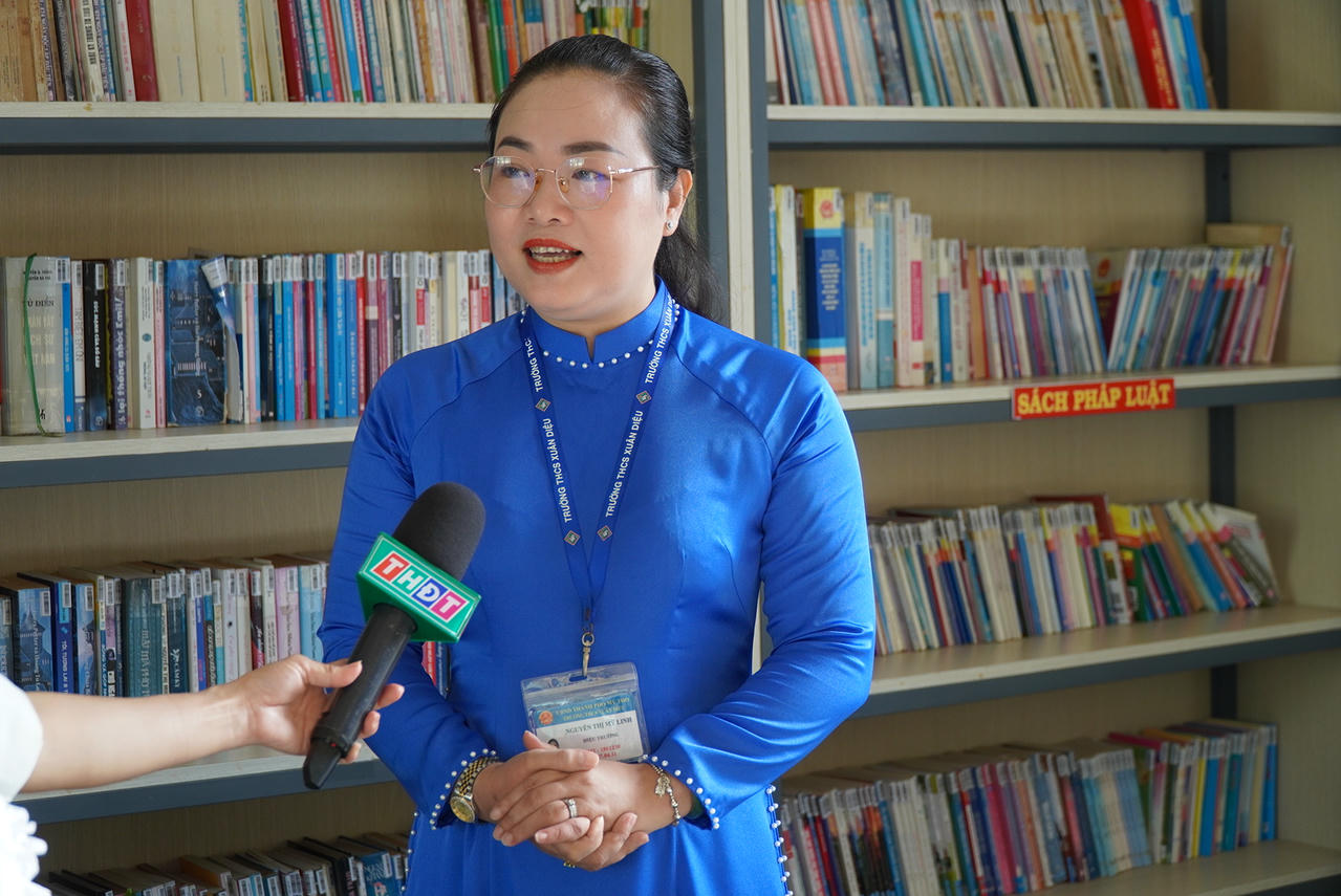 Bà Nguyễn Thị Mỹ Linh - Hiệu trưởng Trường THCS Xuân Diệu cho biết nhiều năm liền trường luôn đạt tỷ lệ 100% học sinh tham gia BHYT. Ảnh: Kim Ngân