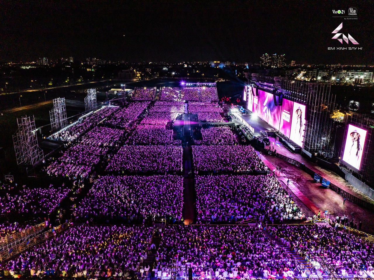 Sắc tím thương hiệu TPBank bao trùm tại Concert Em Xinh “Say Hi” tối 13/9, tại TP.HCM. (Ảnh: Vieon)