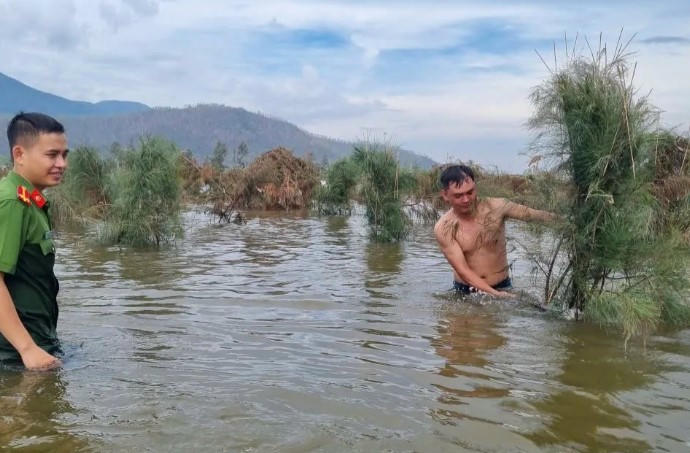 Các lực lượng chức năng tháo dỡ, điểm bẫy để bắt chim di cư ở lạch sông Động Kèn, khu vực ao, hồ, mặt nước ở xã Cổ Đạm.