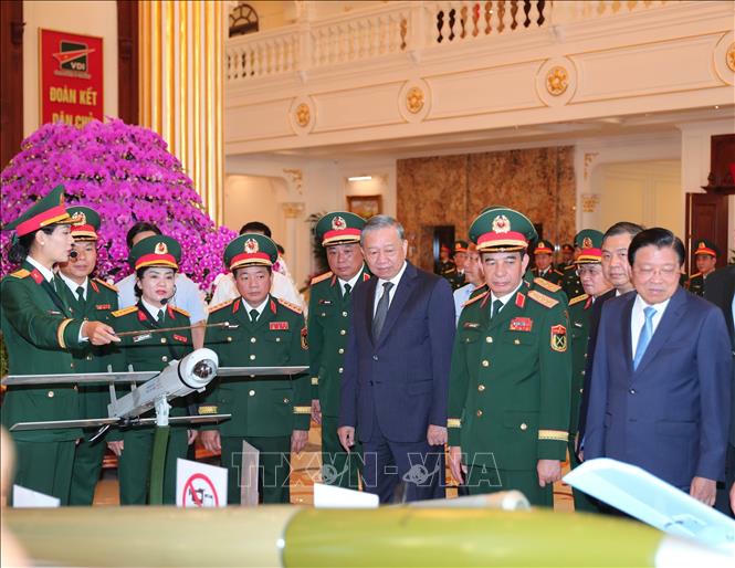 Tổng Bí thư Tô Lâm và đại biểu tham quan trưng bày các sản phẩm của Tổng cục Công nghiệp Quốc phòng. Ảnh: Trọng Đức/TTXVN