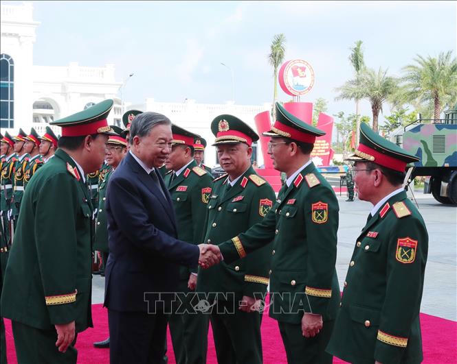 Tổng Bí thư Tô Lâm với lãnh đạo Bộ Quốc phòng và Tổng cục Công nghiệp Quốc phòng. Ảnh: Trọng Đức/TTXVN