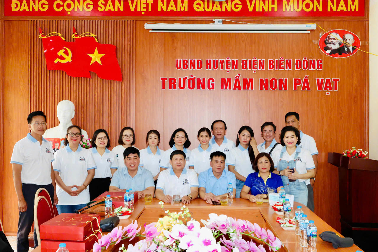 Trung tâm TGPL trao tặng trang thiết bị dạy học và khu vui chơi cho Trường mầm non Pá Vạt 