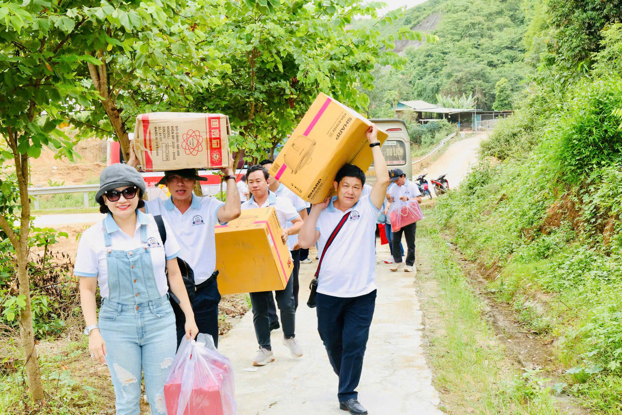 Trung tâm TGPL trao tặng trang thiết bị dạy học và khu vui chơi cho Trường mầm non Pá Vạt 