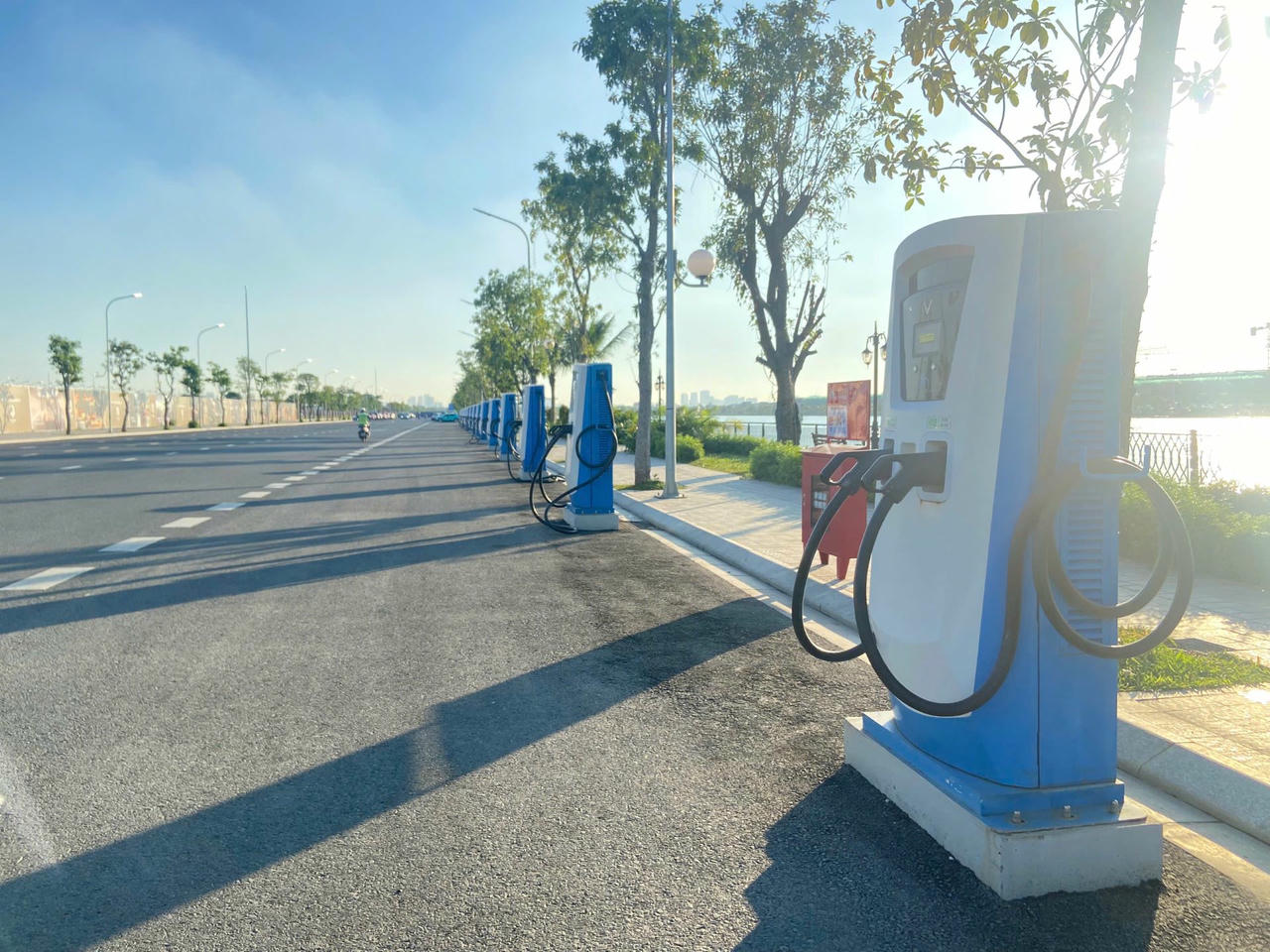 Có gì bên trong trạm sạc V-Green lớn nhất cả nước?