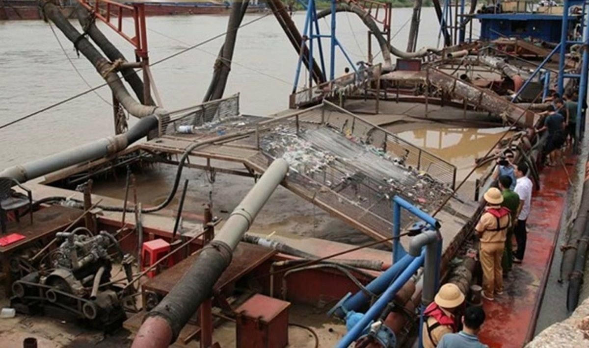 Tàu khai thác cát của Trần Đình Thắng bị phát hiện, bắt quả tang (Ảnh: CANB)