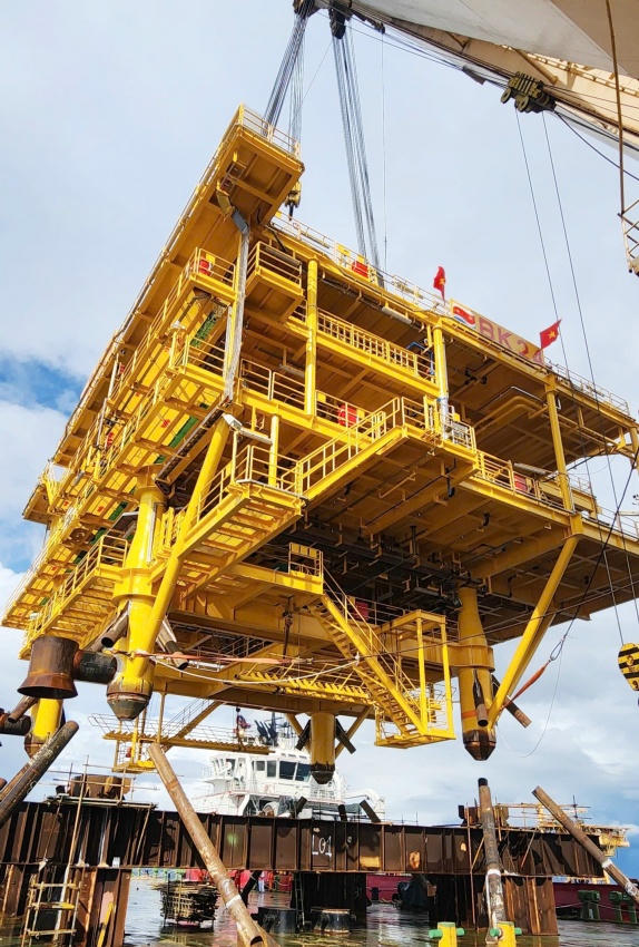 Tàu cẩu Hoàng Sa nâng, lắp đặt Khối thượng tầng giàn BK-24. (Ảnh: Petrovietnam).