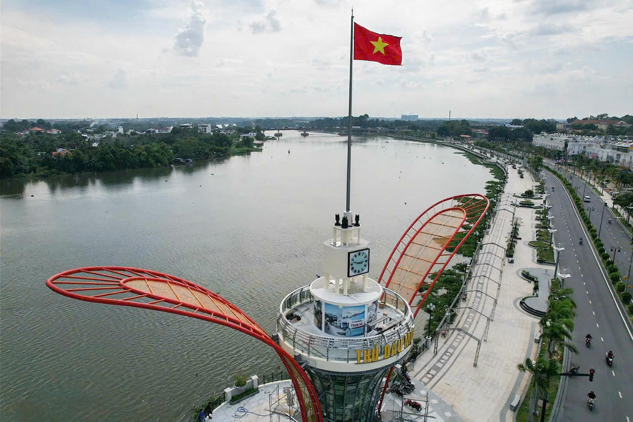 Tháp Cánh hoa dầu tọa lạc tại Phố đi bộ Bạch Đằng, biểu tượng mới của phường Thủ Dầu Một nằm ven sông Sài Gòn.