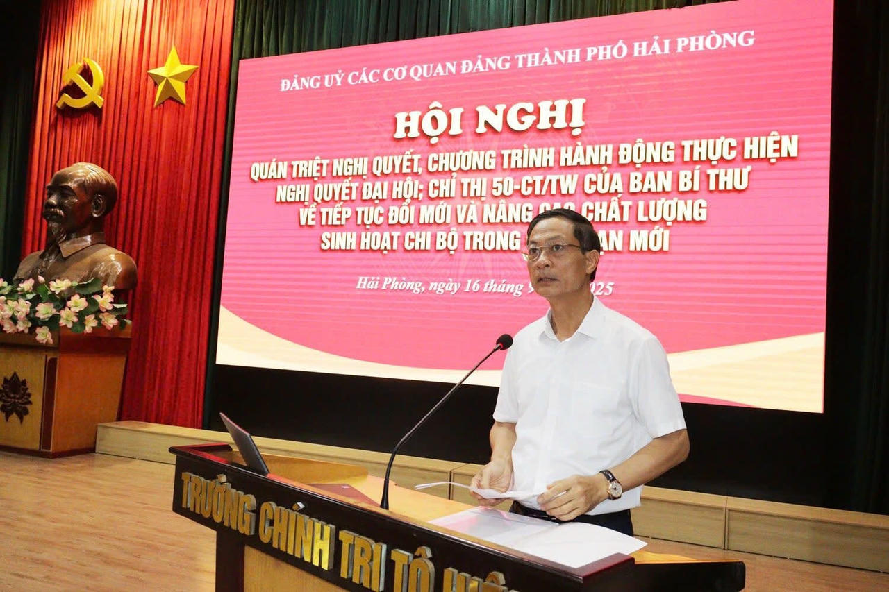 Phó Bí thư Thường trực Thành uỷ Đỗ Mạnh Hiến phát biểu tại hội nghị.