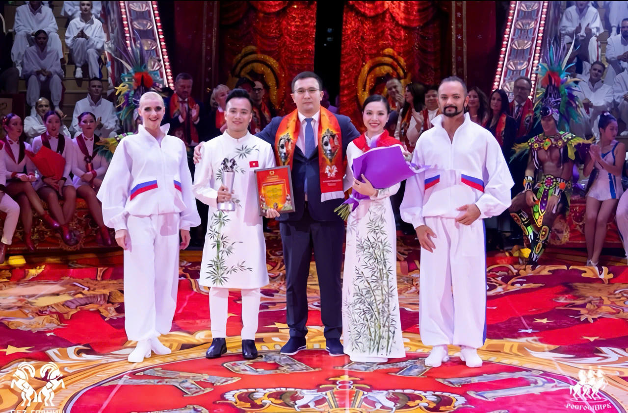 Màn đu dây đôi “Duo Love” dành Huy chương bạc Liên hoan Xiếc Quốc tế