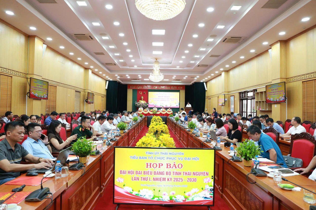 Quang cảnh buổi họp báo.