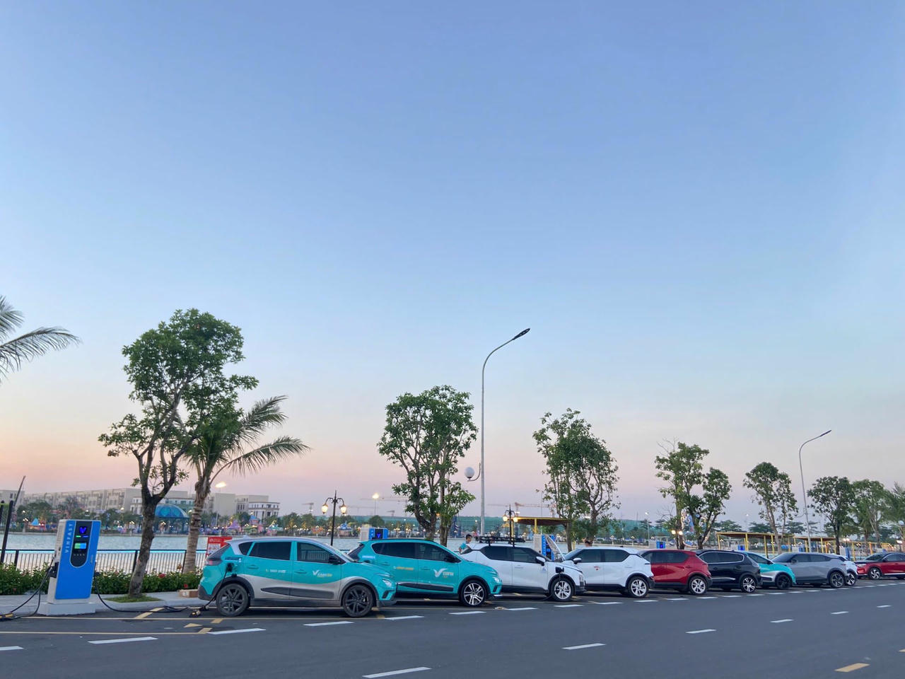 Có gì bên trong trạm sạc V-Green lớn nhất cả nước?