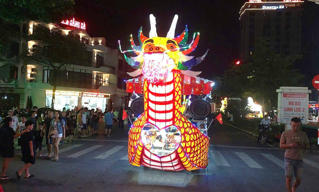 Các xe tham gia diễu diễn tại Tuyên Quang được thiết kế mô phỏng theo đủ loại hình. (Ảnh: Nhật Nguyên)