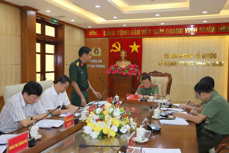  Đại tá Phạm Hồng Thuất, Phó Chỉ huy trưởng, Tham mưu trưởng Bộ Chỉ huy Quân sự TP, Tổ phó Tổ ANTT phát biểu tại cuộc họp.