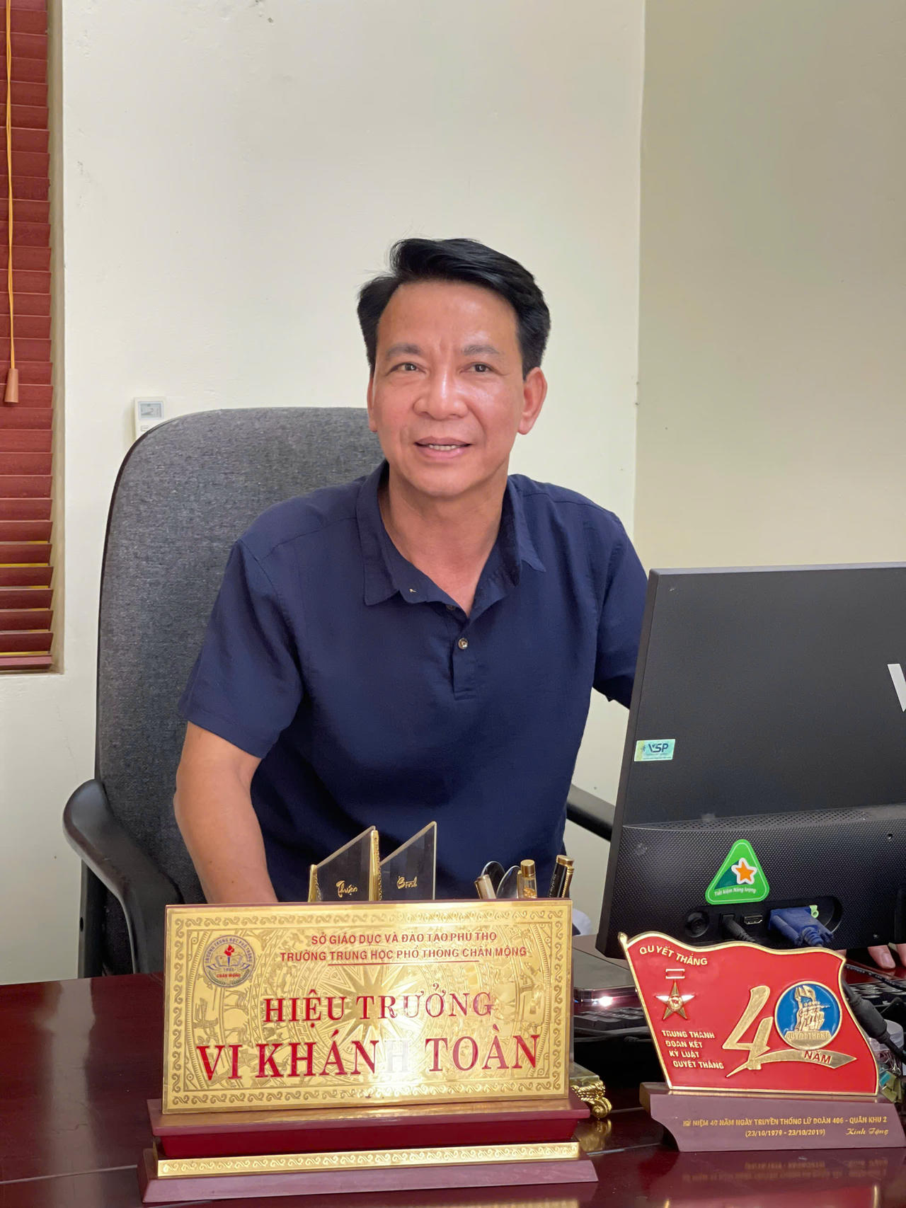 Thầy Vi Khánh Toàn – Bí thư Chi bộ - Hiệu trưởng trường THPT Chân Mộng (Ảnh: Hoàng Tùng)