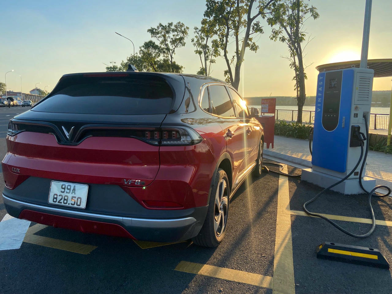 Có gì bên trong trạm sạc V-Green lớn nhất cả nước?