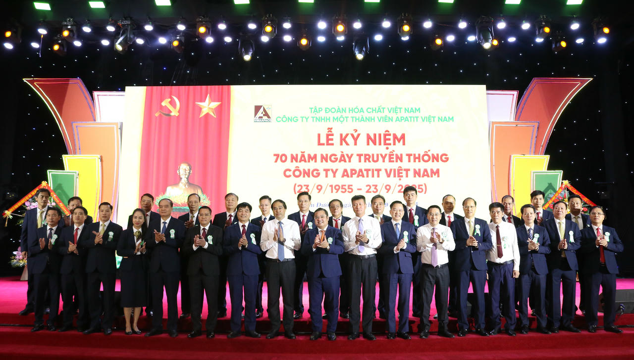 Các đại biểu chụp ảnh lưu niệm