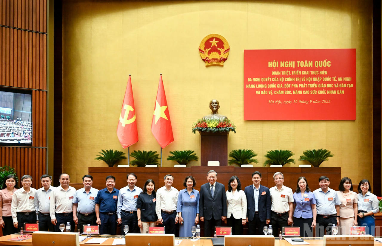 Tổng Bí thư Tô Lâm chụp ảnh với các đại biểu tham dự Hội nghị. Ảnh: nhandan.vn