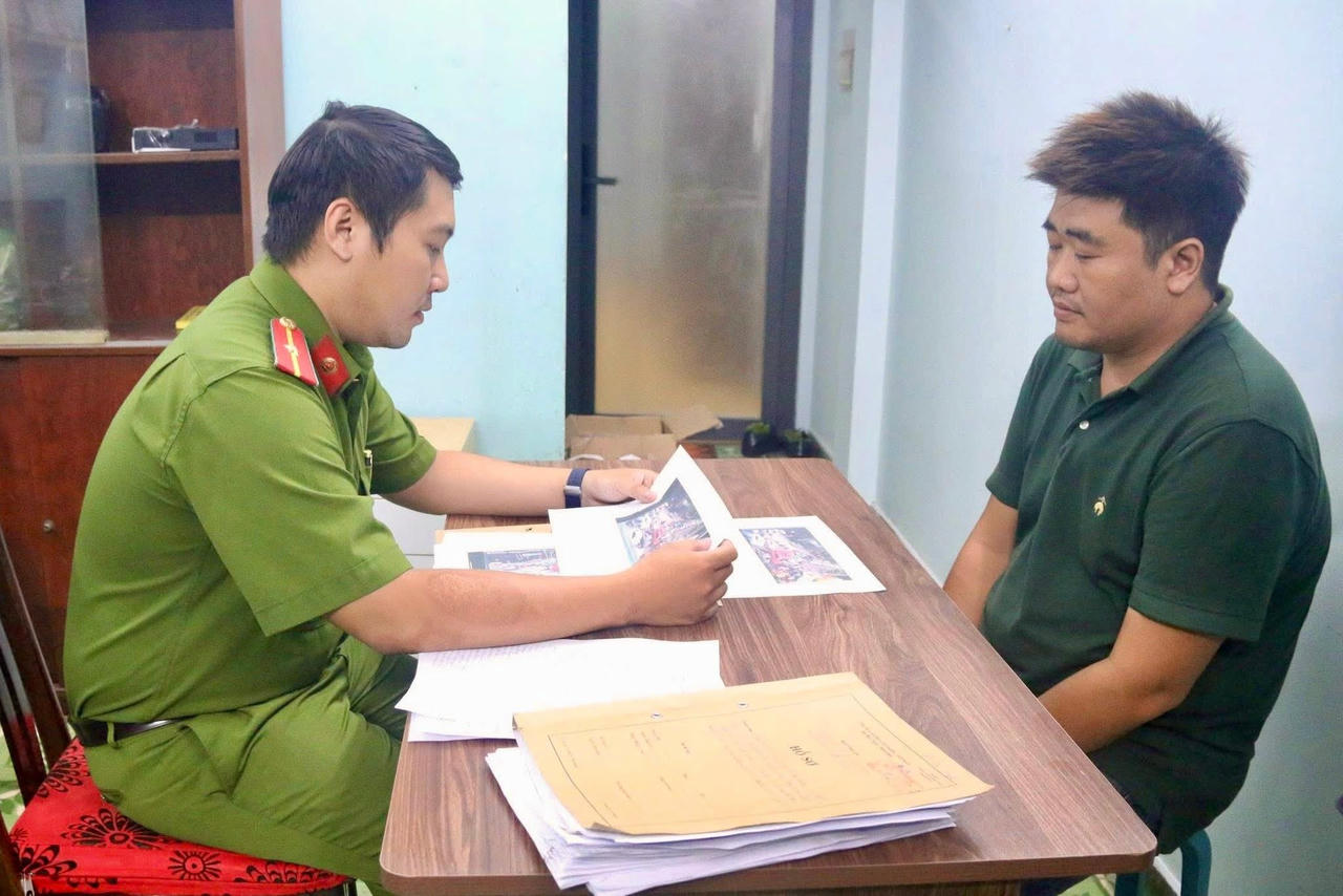 Nguyễn Lâm Minh Tuấn tại cơ quan công an (Ảnh: Công an TP HCM)