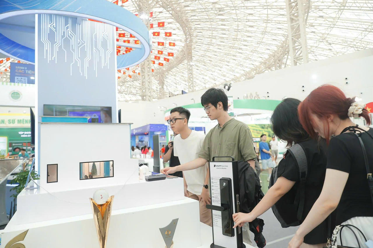 Khách tham quan trải nghiệm công nghệ tại không gian trưng bày của VNPT