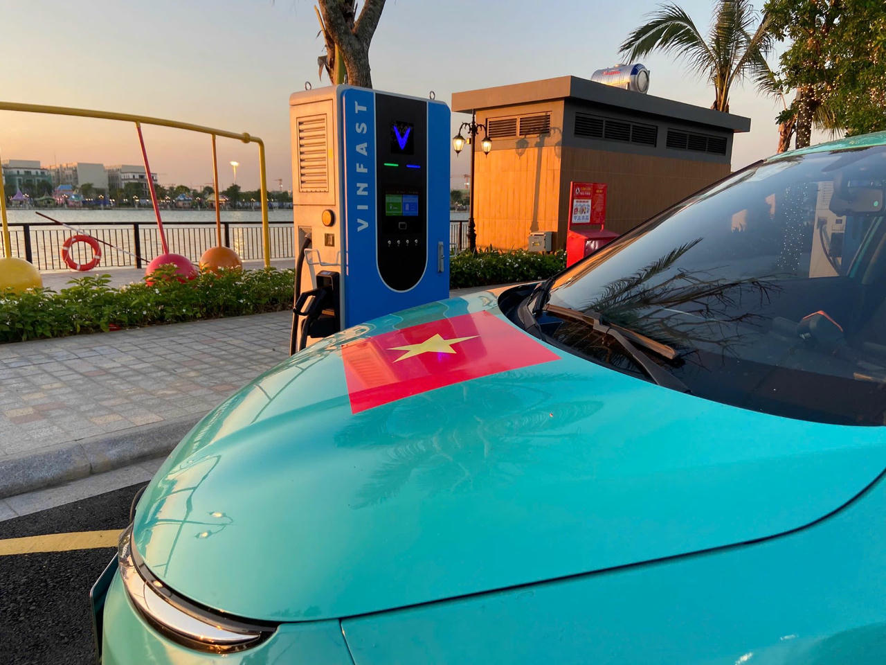 Có gì bên trong trạm sạc V-Green lớn nhất cả nước?