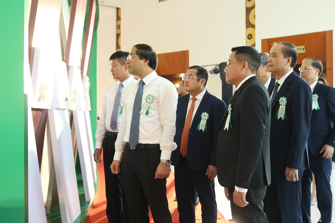 Lãnh đạo tỉnh Lào Cai và Tập đoàn Hóa chất Việt Nam tham quan không gian trưng bày ảnh truyền thống của Công ty TNHH MTV  Apatit Việt Nam