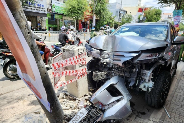 Ô tô 7 chỗ tông liên hoàn xe máy rồi đâm gãy trụ điện, 3 người nhập viện