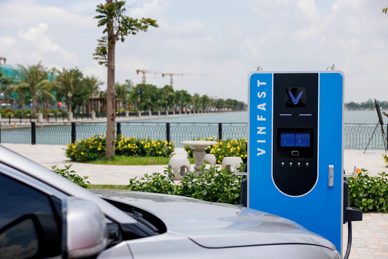 Có gì bên trong trạm sạc V-Green lớn nhất cả nước?