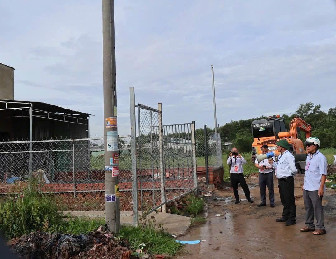 Cơ quan chức năng công bố việc cưỡng chế.