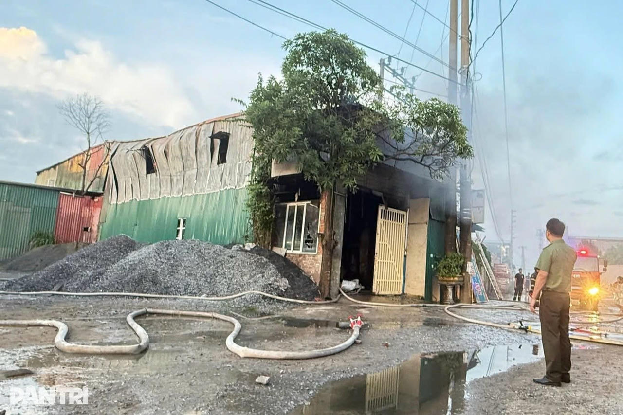 Cháy cơ sở cơ khí trong đêm, 4 người trong một gia đình tử vong