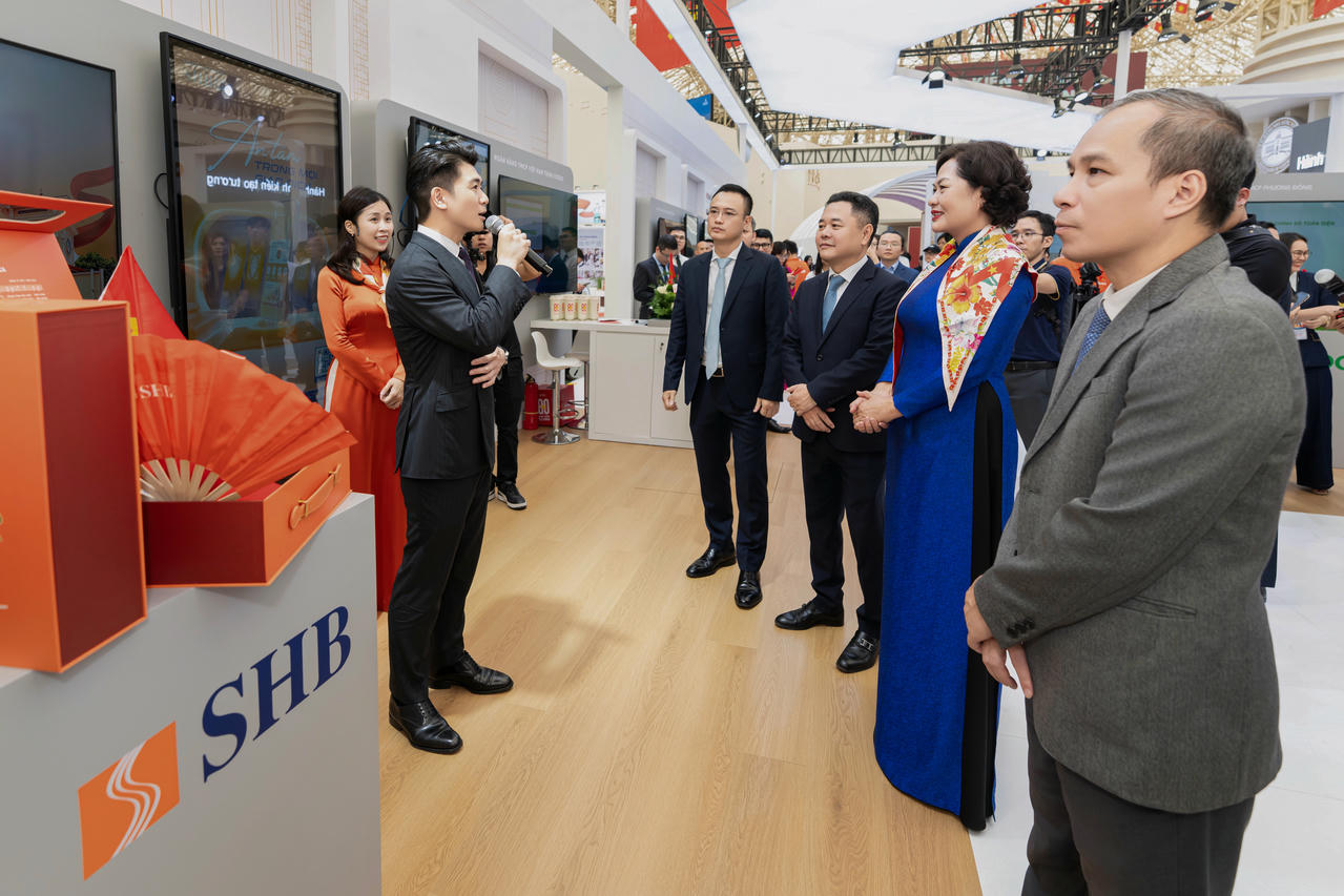 Phó chủ tịch HĐQT Đỗ Quang Vinh tự hào báo cáo các lãnh đạo NHNN hành trình hơn 32 năm SHB kiên tâm đồng hành cùng sự nghiệp phát triển của Đất nước.
