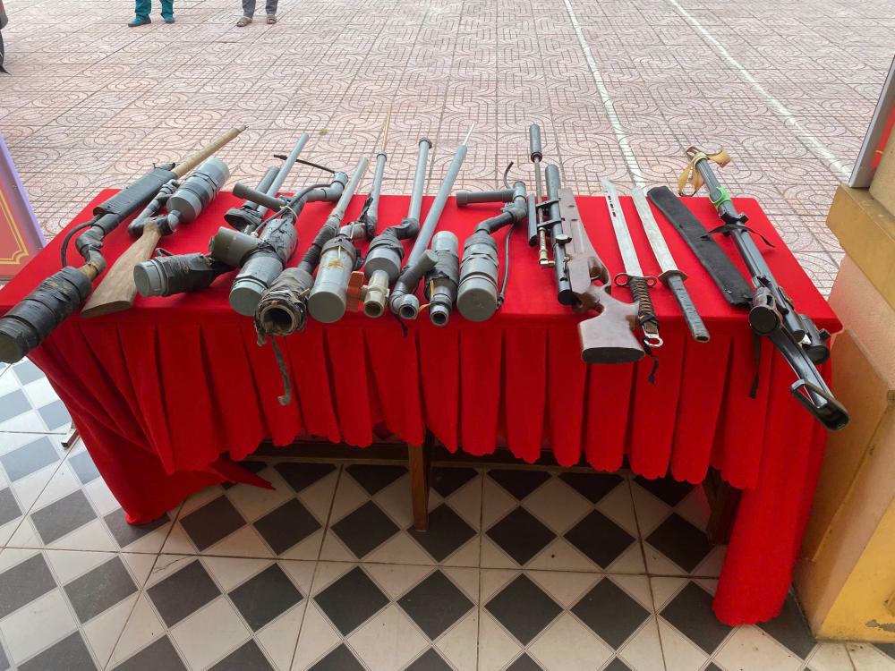 Công an xã Thạch Khê thu nhiều súng tự chế.