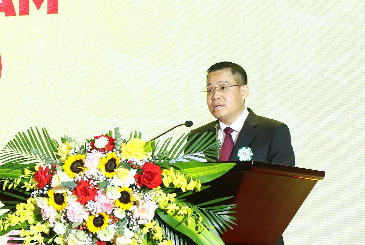 Ông Nguyễn Văn Đông - Bí thư Đảng ủy, Tổng Giám đốc Công ty TNHH MTV Apatit Việt Nam trình bày diễn văn kỷ niệm.