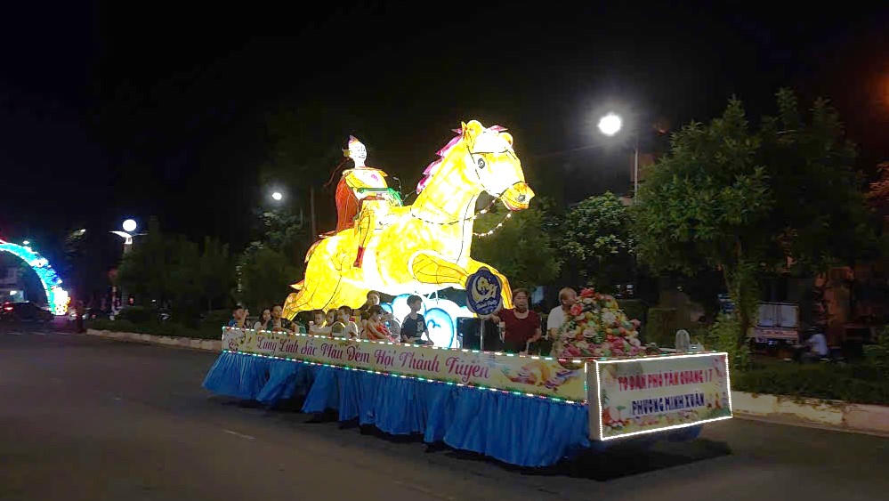 Tổ trưởng các tổ dân phố phải chịu trách nhiệm kiểm tra các điều kiện an toàn của mô hình trước khi lưu thông. (Ảnh: Nhật Nguyên)