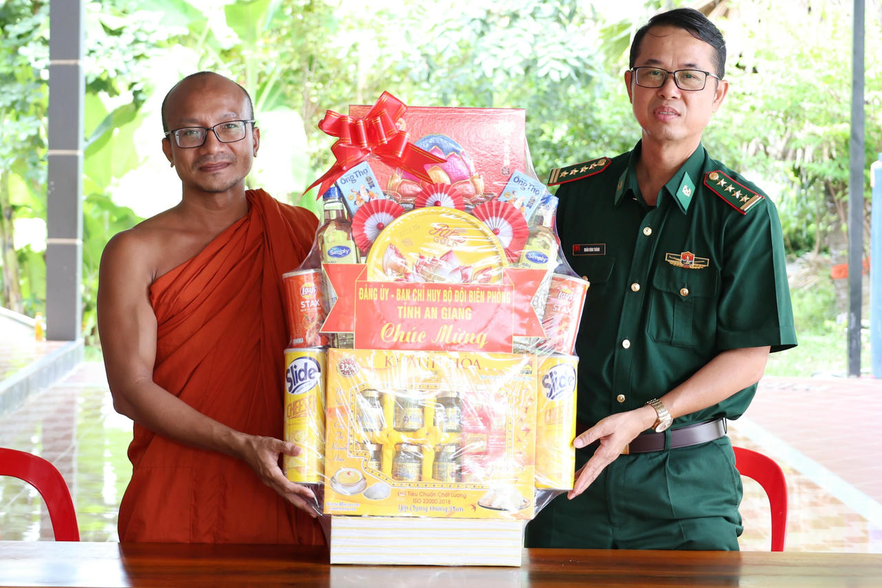 BĐBP tỉnh An Giang thăm, tặng quà chúc mừng Lễ Sen Dolta 