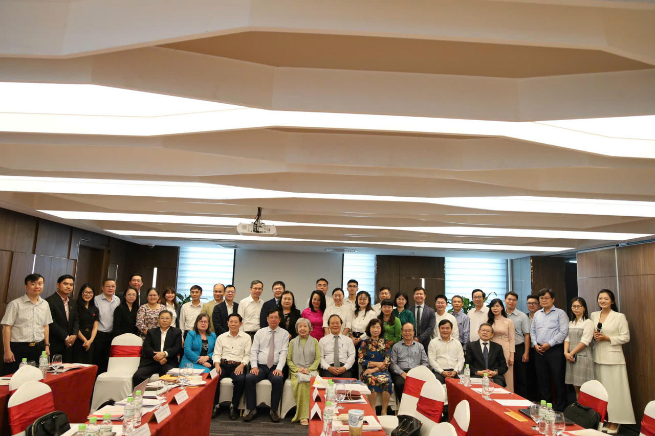 Các diễn giả chụp hình lưu niệm cùng ban tổ chức sau hội thảo (Ảnh: Thế Dương).