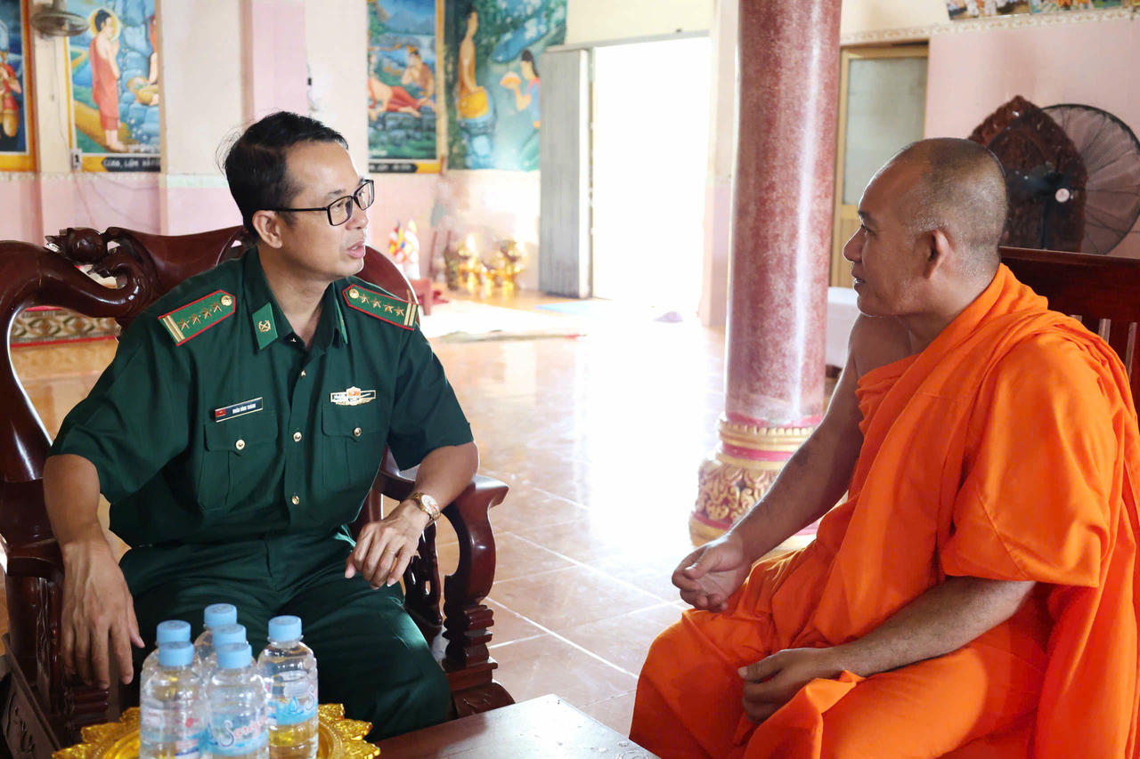 Đại tá Doãn Đình Tránh thăm hỏi tình hình trụ trì chùa Xà Xía (phường Hà Tiên).