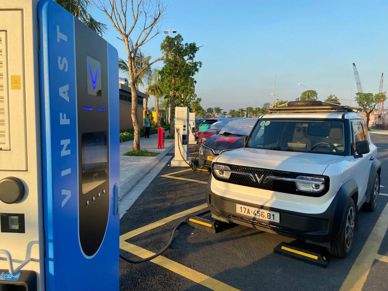 Có gì bên trong trạm sạc V-Green lớn nhất cả nước?