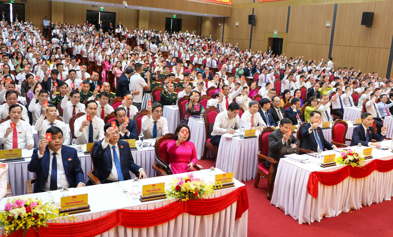 Các đại biểu biểu quyết thông qua chương trình Đại hội.