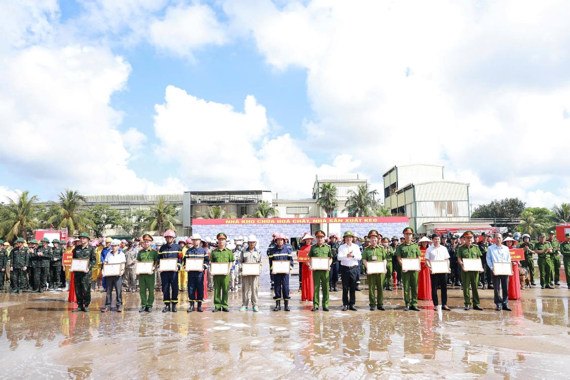 Phó Chủ tịch Thường trực UBND tỉnh Hoàng Nam trao bằng khen cho các cá nhân, tập thể có thành tích trong thực tập phương án chữa cháy và CNCH.