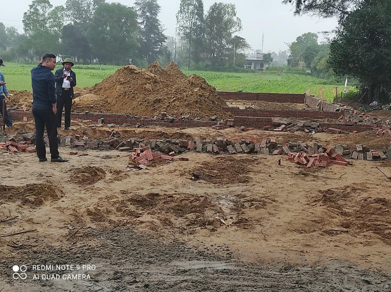 Hiện trường khu mộ khi bị phá dỡ tường bao. (Ảnh: Bạn đọc cung cấp)
