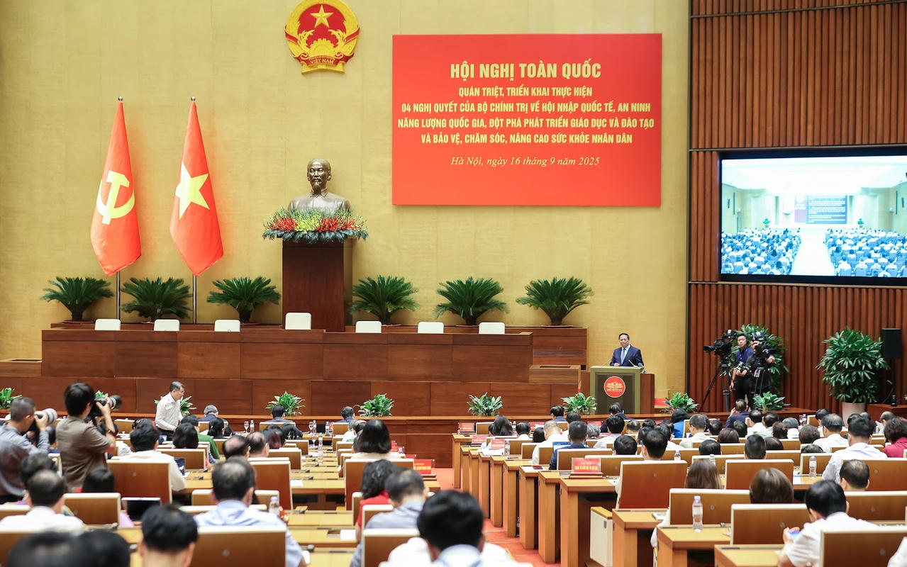 Thủ tướng Chính phủ Phạm Minh Chính truyền đạt chuyên đề về Nghị quyết 71 tại Hội nghị. Ảnh: VGP