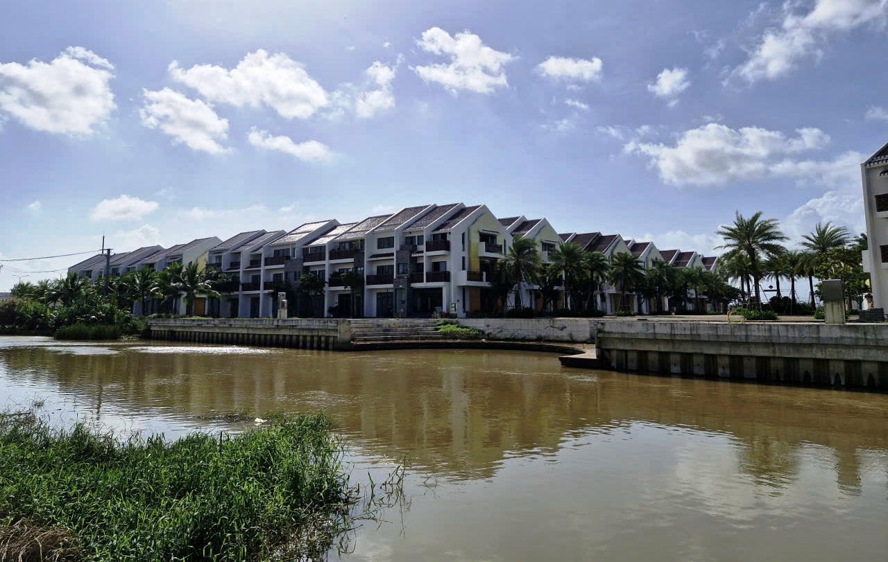 Cận cảnh loạt biệt thự nằm sát phố cổ Hội An bị ngân hàng siết nợ, bán đấu giá